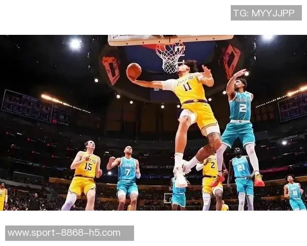 克拉克斯顿内线表现抢眼15分钟内高效拿下11分并抢8篮板